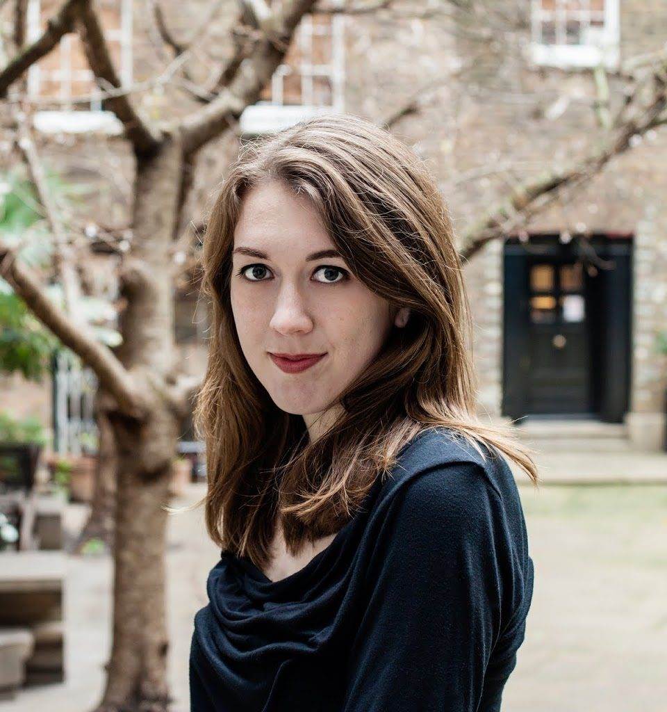 نویسنده کتاب دیردرخت نارنج