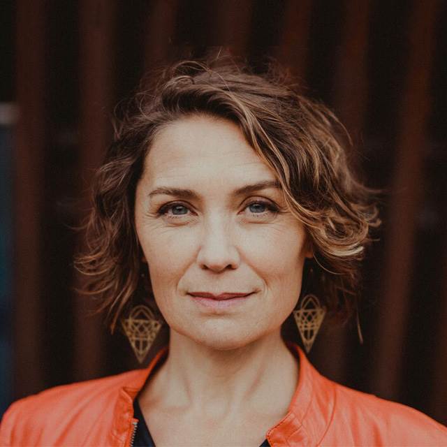 کتاب چگونه رنجی را که نمی‌توانیم درمان کنیم به دوش بگیم اثر مگان دیواین