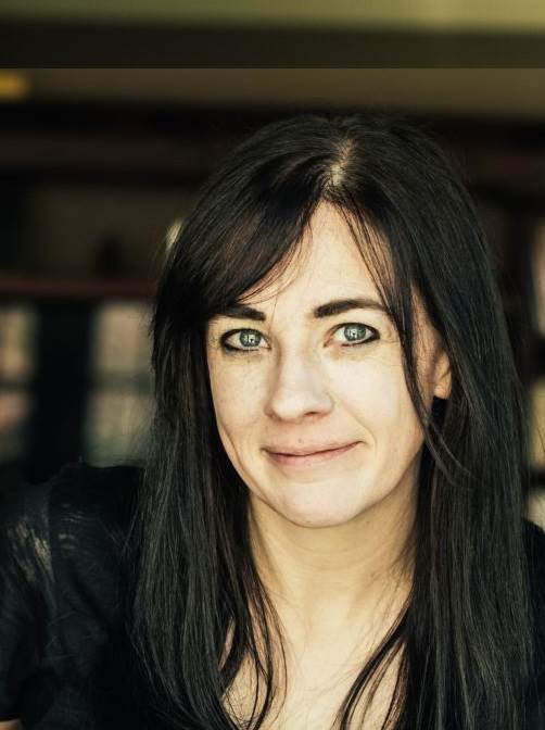 نویسنده کتاب چرخه زاغ ها