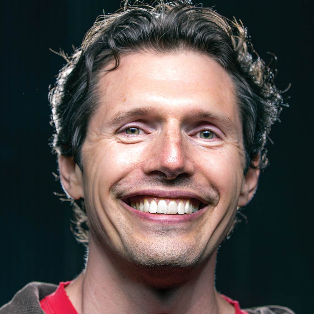 عکس تیم دزموند نویسنده مهربانی با خود