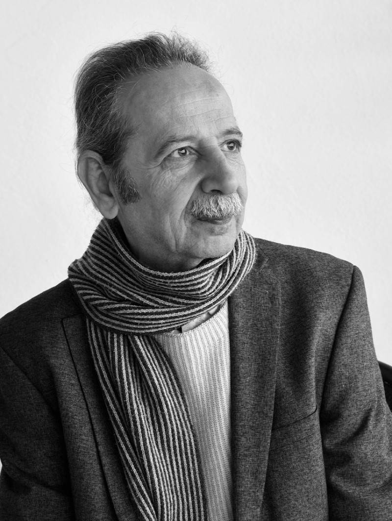 فرنگيس مرده است