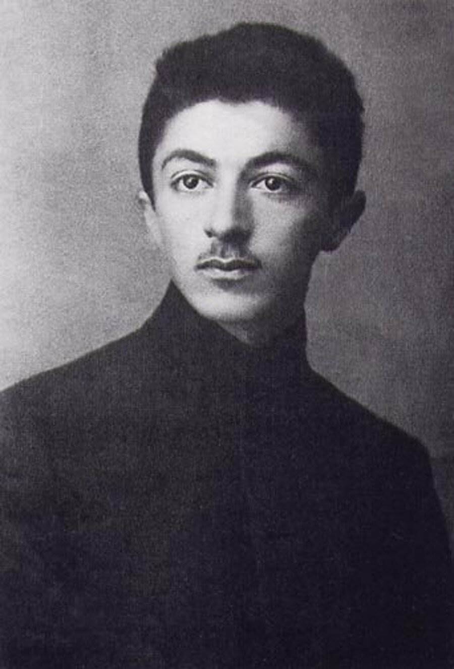 صادق هدايت : مرگ در پاريس