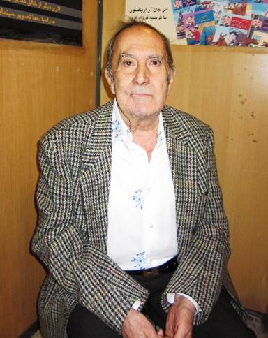 تصویری از آقای بهمن فرزانه که کتاب صد سال تنهایی را ترجکه کرده است