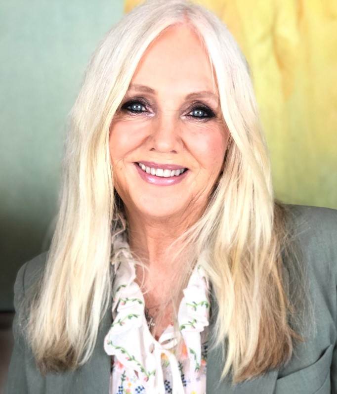 تصویری از راندا برن نویسنده کتاب های راز و معجزۀ شکرگزاری