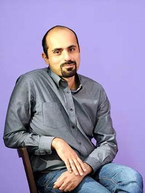 تصویری از پیمان خاکسار  که کتاب جز از کل را ترجمه کرده است