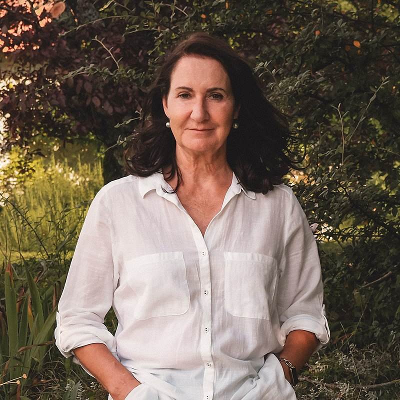 پشت درهای بسته